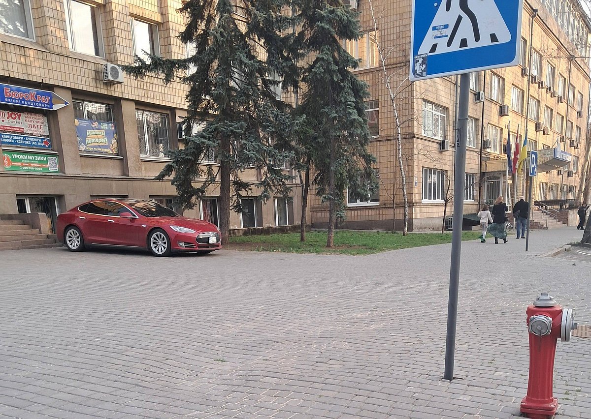 Николаевцы нашли способ не платить за парковку в центре города (фото)