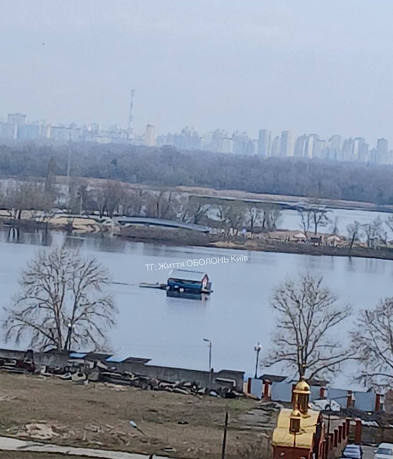 Плавучий будиночок помітили у Києві (відео)