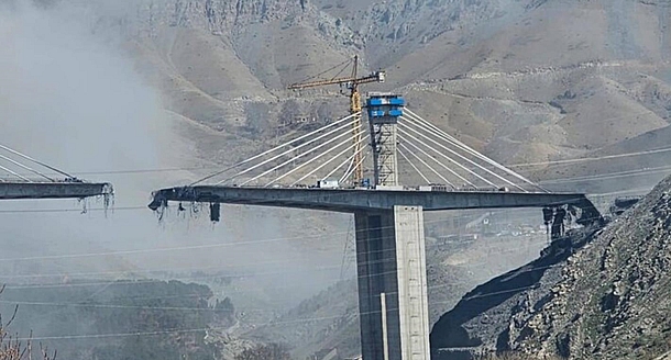 Возле Тегерана разрушен мост: есть погибшие и раненые (видео)