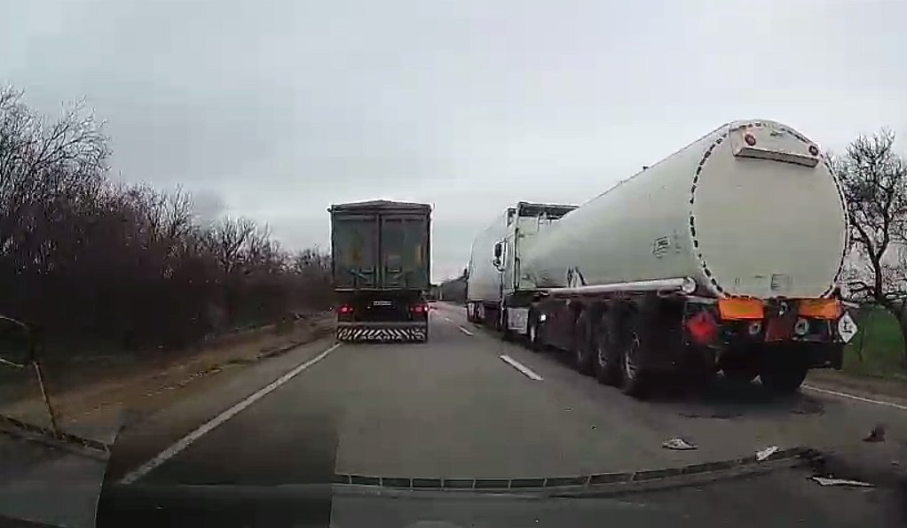 На Миколаївщині зіткнулися дві фури (відео)