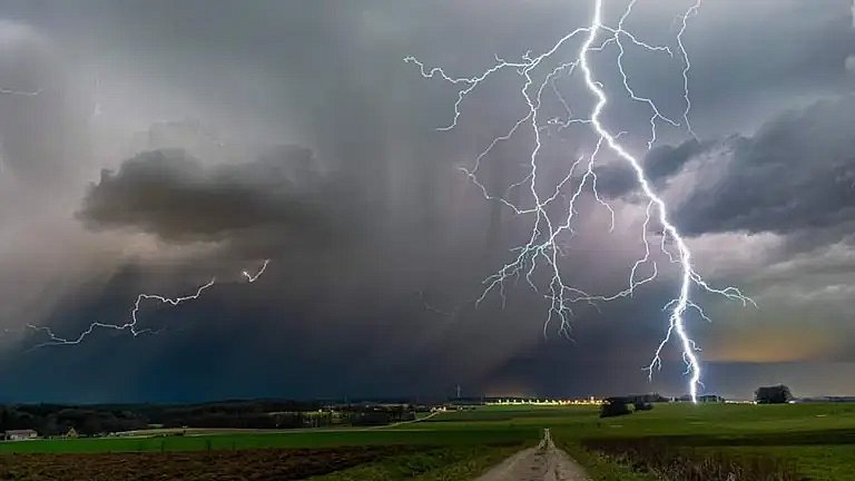 Гроза и порывы ветра: в Николаеве и области резко ухудшится погода