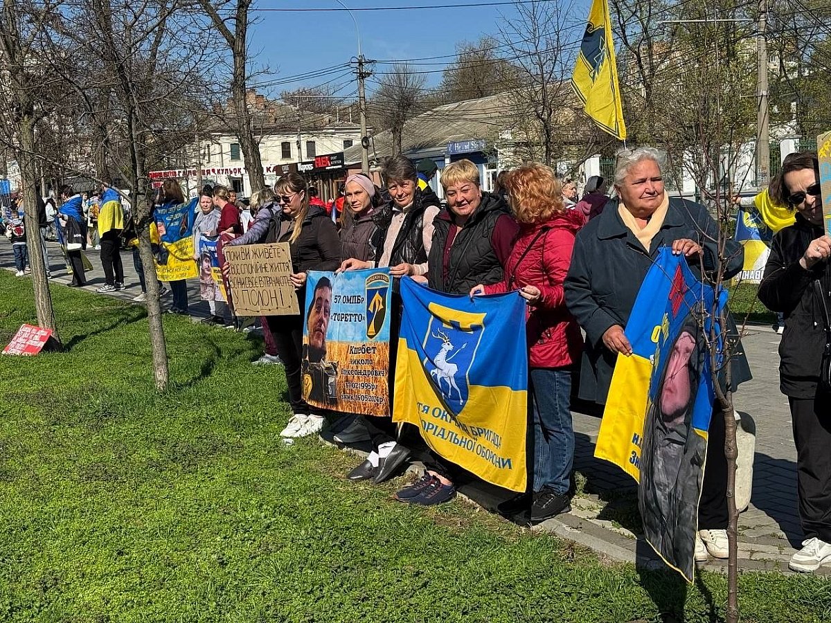 В Николаеве прошла традиционная акция-напоминание про пленных (фото)