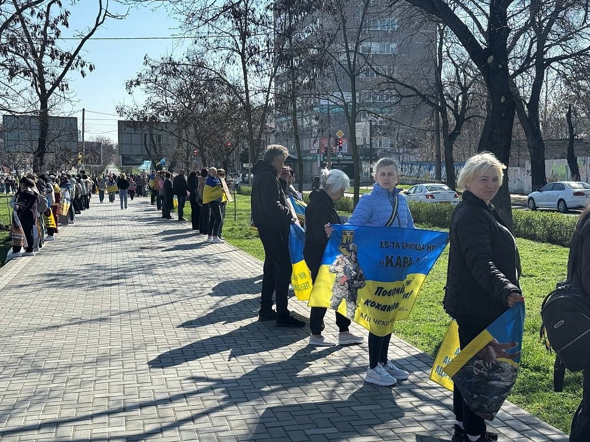 У Миколаєві пройшла традиційна акція-нагадування про полонених (фото)