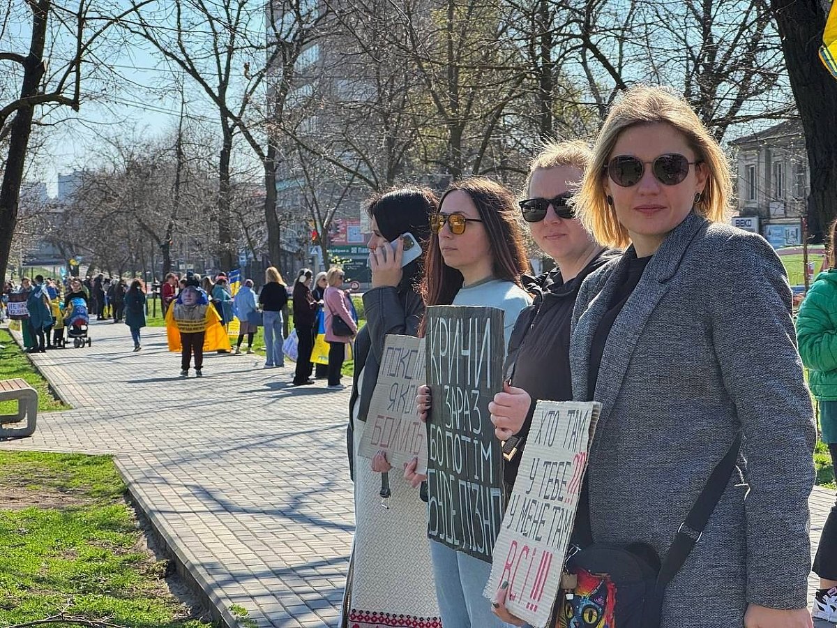В Николаеве прошла традиционная акция-напоминание про пленных (фото)