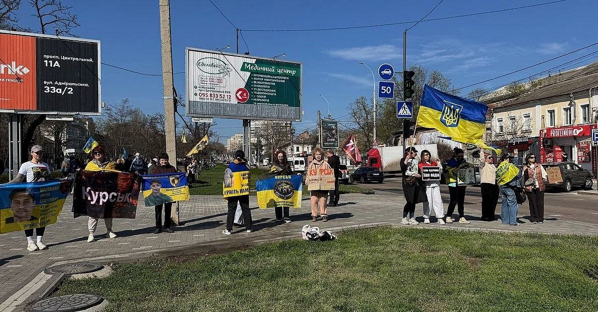 У Миколаєві пройшла традиційна акція-нагадування про полонених (фото)