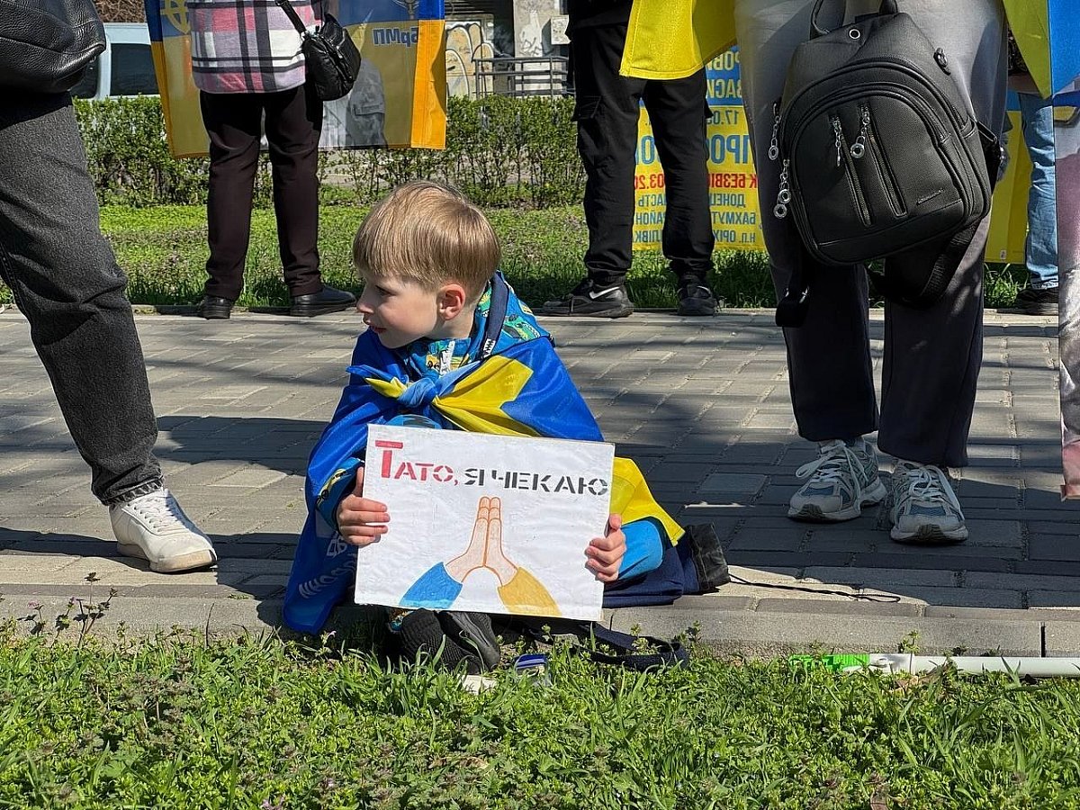 У Миколаєві пройшла традиційна акція-нагадування про полонених (фото)