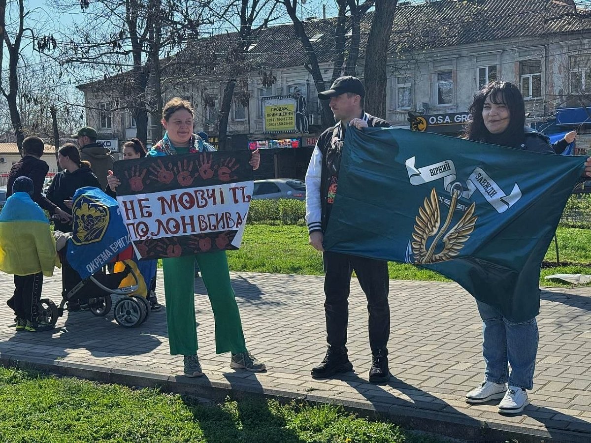 У Миколаєві пройшла традиційна акція-нагадування про полонених (фото)