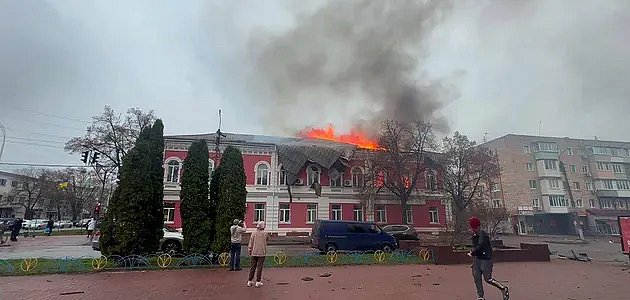 Дроны атаковали мэрию в Прилуках: здание горит (видео)