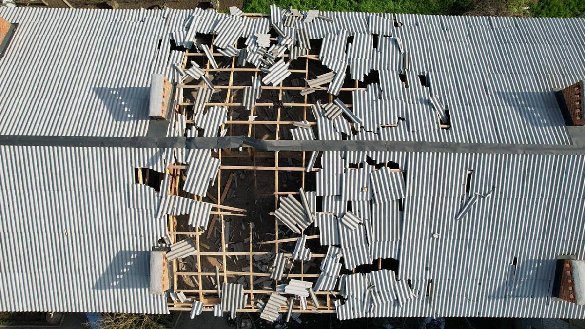 Вражеский дрон попал в многоэтажку в Снигиревке (фото)