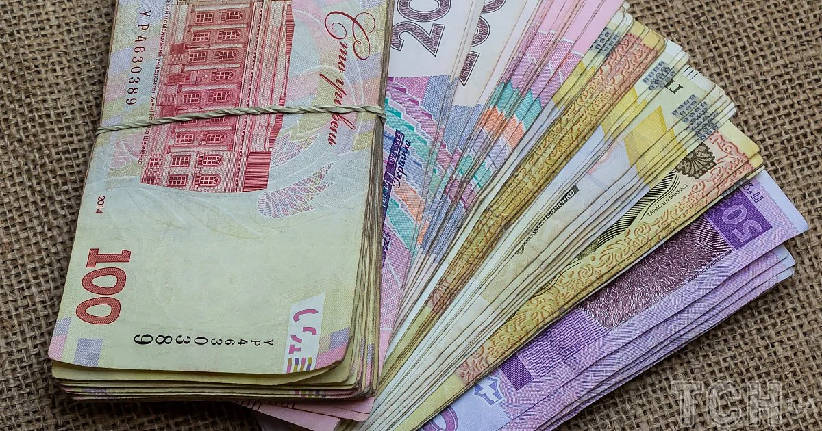 В Украине начали выплачивать 1500 гривень помощи