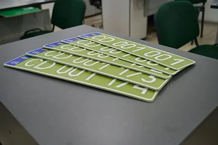 В Украине появятся номерные знаки оливкового цвета