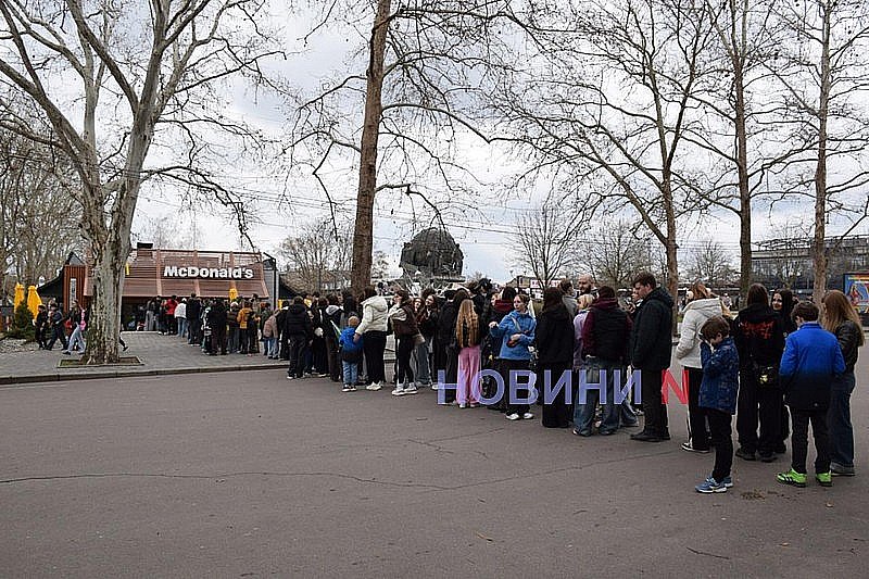 Мэр Николаева возле очереди у «Макдональдса» предложил размещать объявления о вакансиях