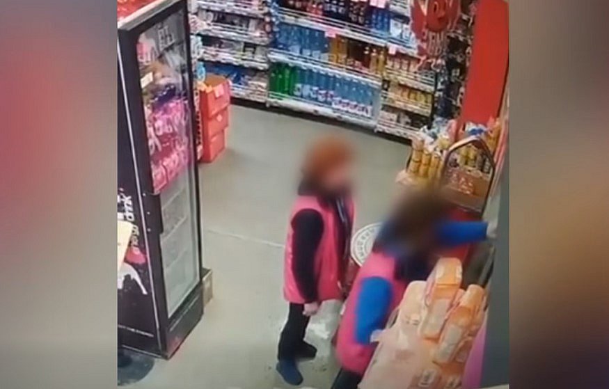Избил продавщицу и сбежал с товаром: камера сняла ограбление в магазине Киева (видео)