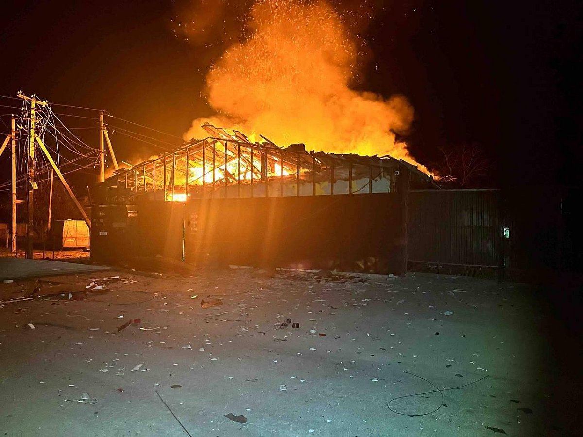 Ударный дрон разрушил отделение «Новой почты» — сгорели посылки на 300 тыс. грн