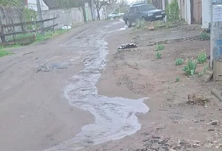 Прорив каналізації стався у одному з мікрорайонів Миколаєва (відео)