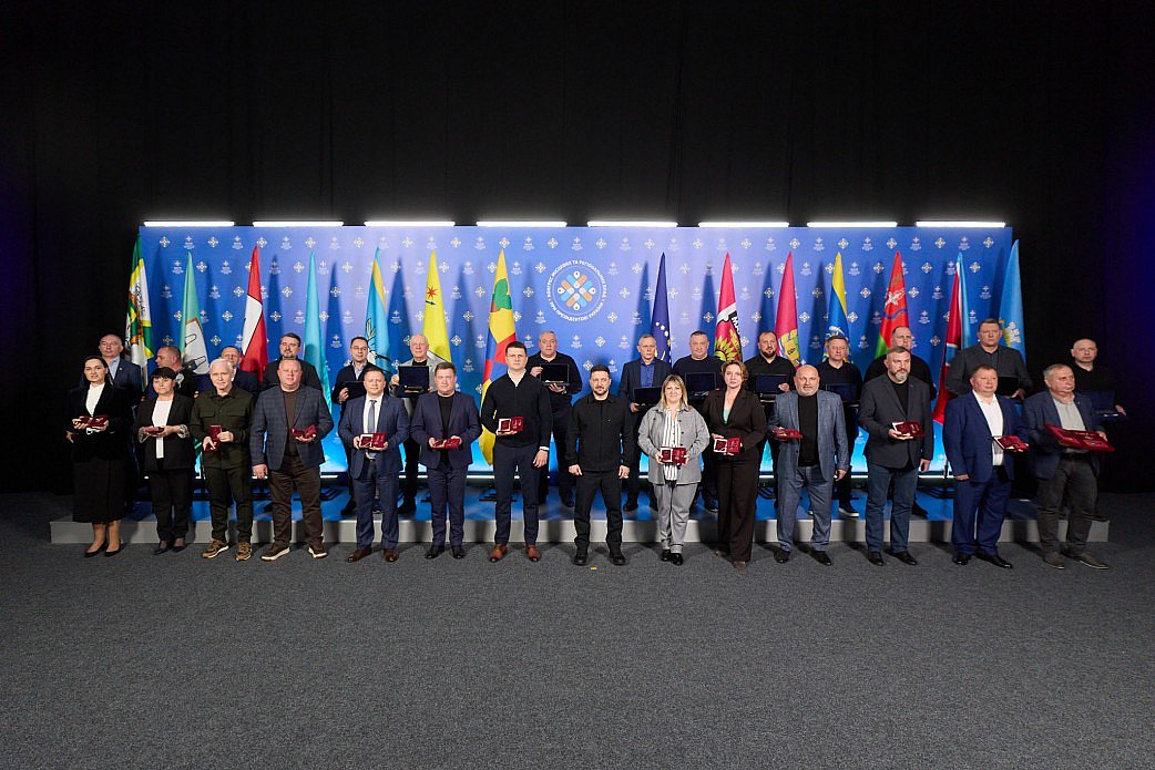 Зеленский вручил орден председателю Николаевского облсовета