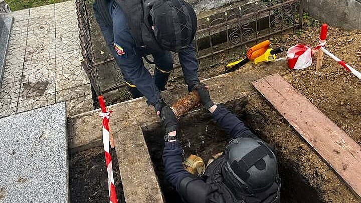Рабочие обнаружили снаряд во время выкапывания могилы в Тернопольской области