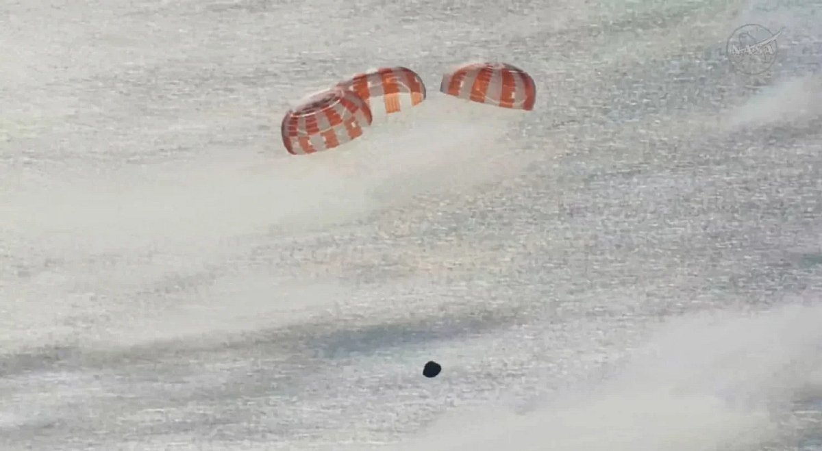 Подорож до Місяця було завершено: капсула з астронавтами повернулася на Землю (відео)