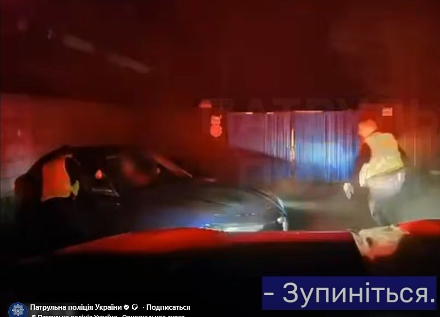 П'яний водій збив патрульного, влаштував ДТП та спробував втекти — поліцейські відкрили вогонь (відео)