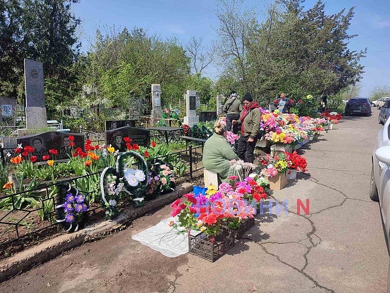 В прифронтовых регионах запретили посещение около 1000 кладбищ в поминальные дни