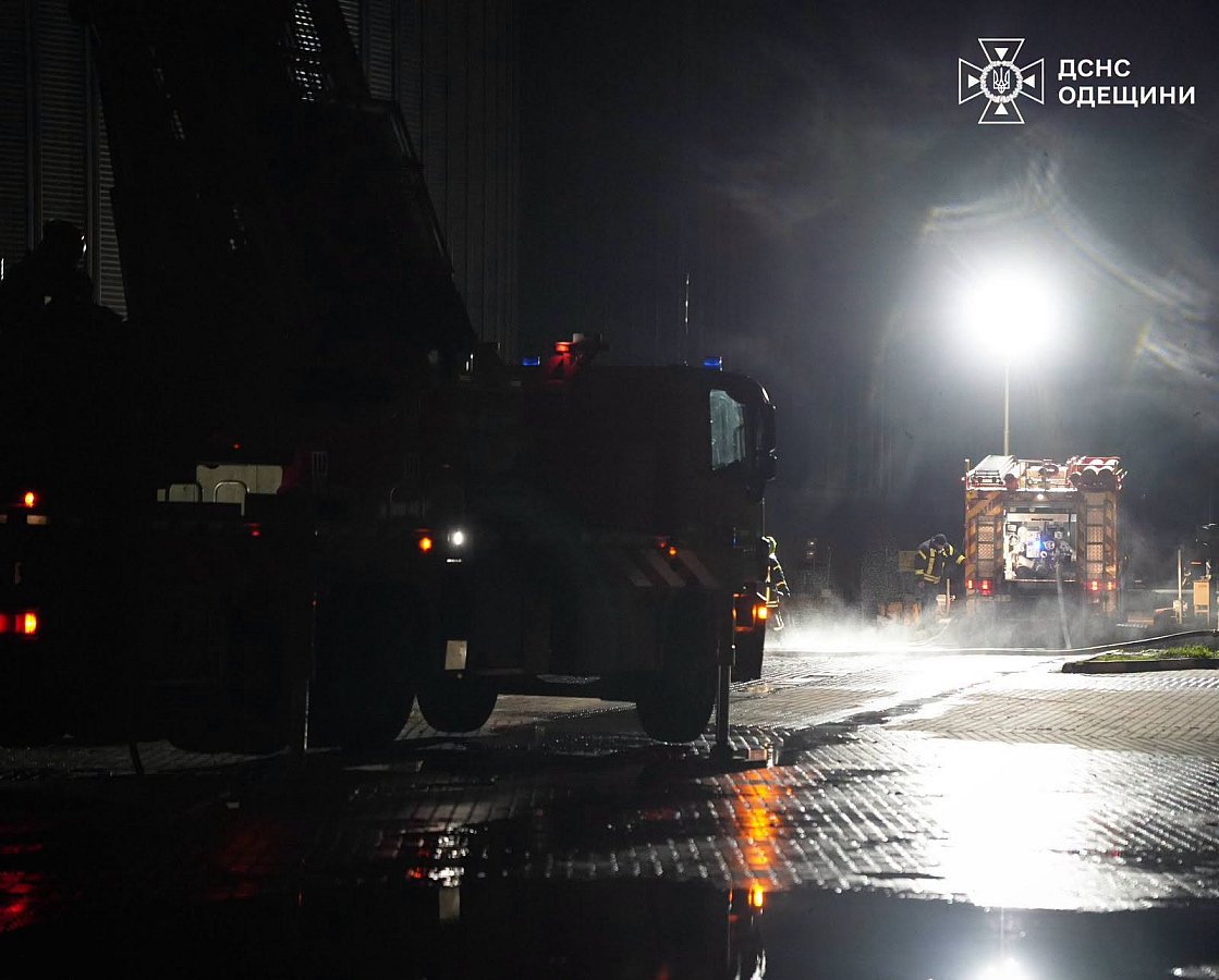 Пожары, разрушения и раненые: последствия ночных атак по Украине (фото, видео)