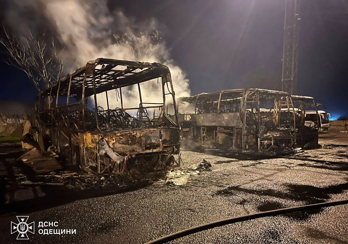 Пожары, разрушения и раненые: последствия ночных атак по Украине (фото, видео)