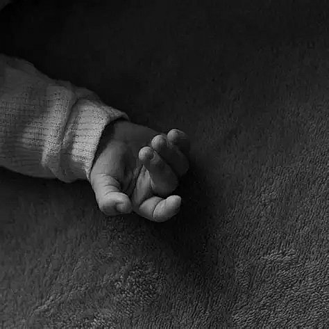 Тушил окурки о кожу и бил головой об стену: суд вынес приговор за убийство младенца