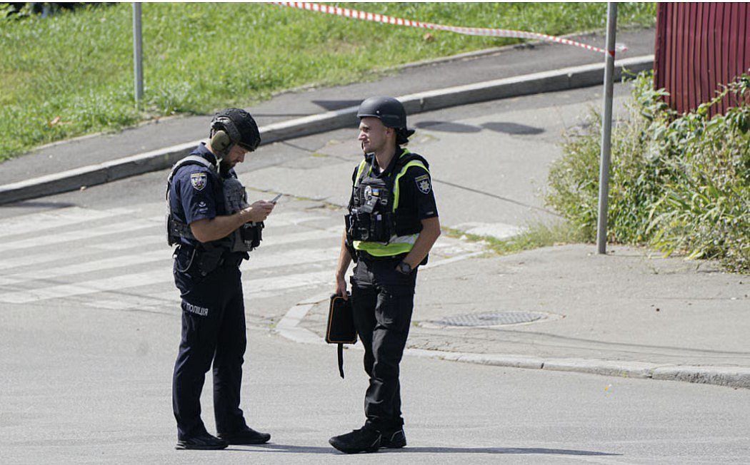 В Киеве неизвестный открыл стрельбу по людям. Фото иллюстрационное