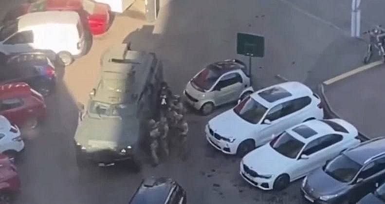 Появилось видео из супермаркета Киева, где забаррикадировался террорист