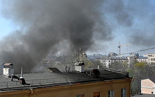 Росіяни вдарили ракетою по центру Харкова: виникли пожежі