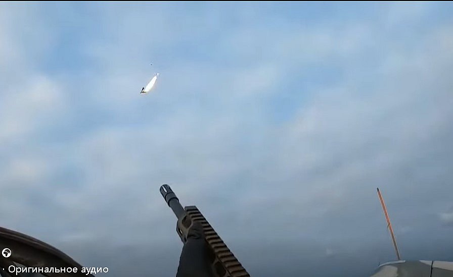 Вищий пілотаж: воїни ЗСУ за допомогою гвинтівки збивають дрони РФ з борту літака Як-52 (відео)