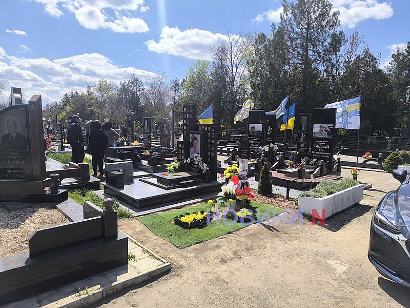 Сегодня в Николаеве поминальный день: тысячи людей отправились на кладбище