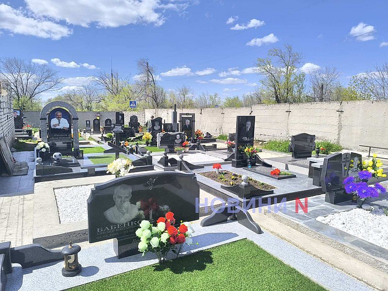 Сегодня в Николаеве поминальный день: тысячи людей отправились на кладбище