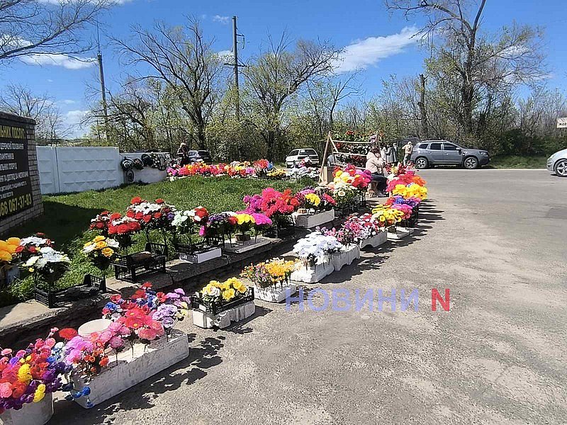 Сегодня в Николаеве поминальный день: тысячи людей отправились на кладбище