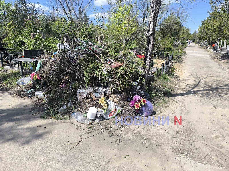 Сегодня в Николаеве поминальный день: тысячи людей отправились на кладбище