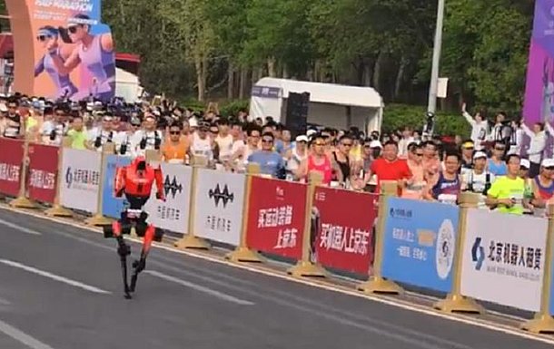 Роботы-гуманоиды обогнали людей во время полумарафона