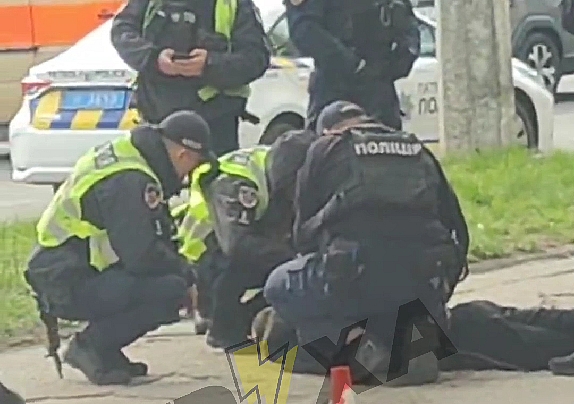 Стрілянина в центрі Чернігова: одного підозрюваного затримали (відео)