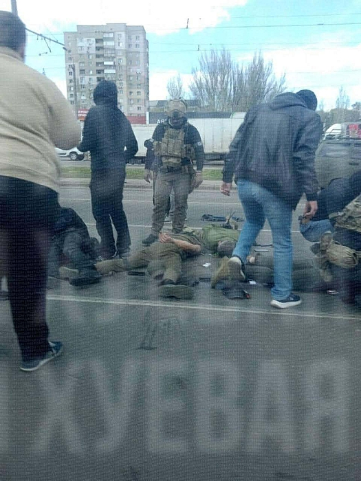 Лежат лицом в асфальт: СБУ задержала военнослужащих ТЦК в Одессе (видео)