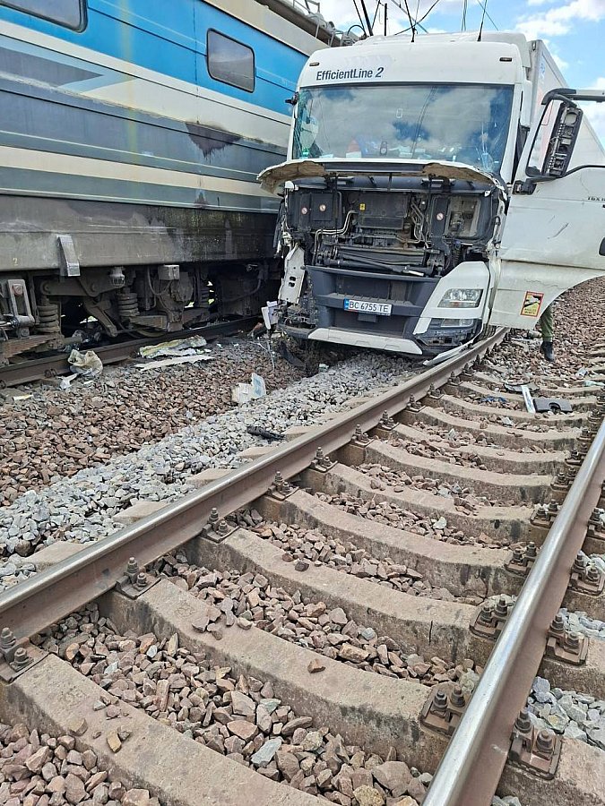 Водитель грузовика «не заметил» поезд на переезде и сбежал с места ДТП (видео)