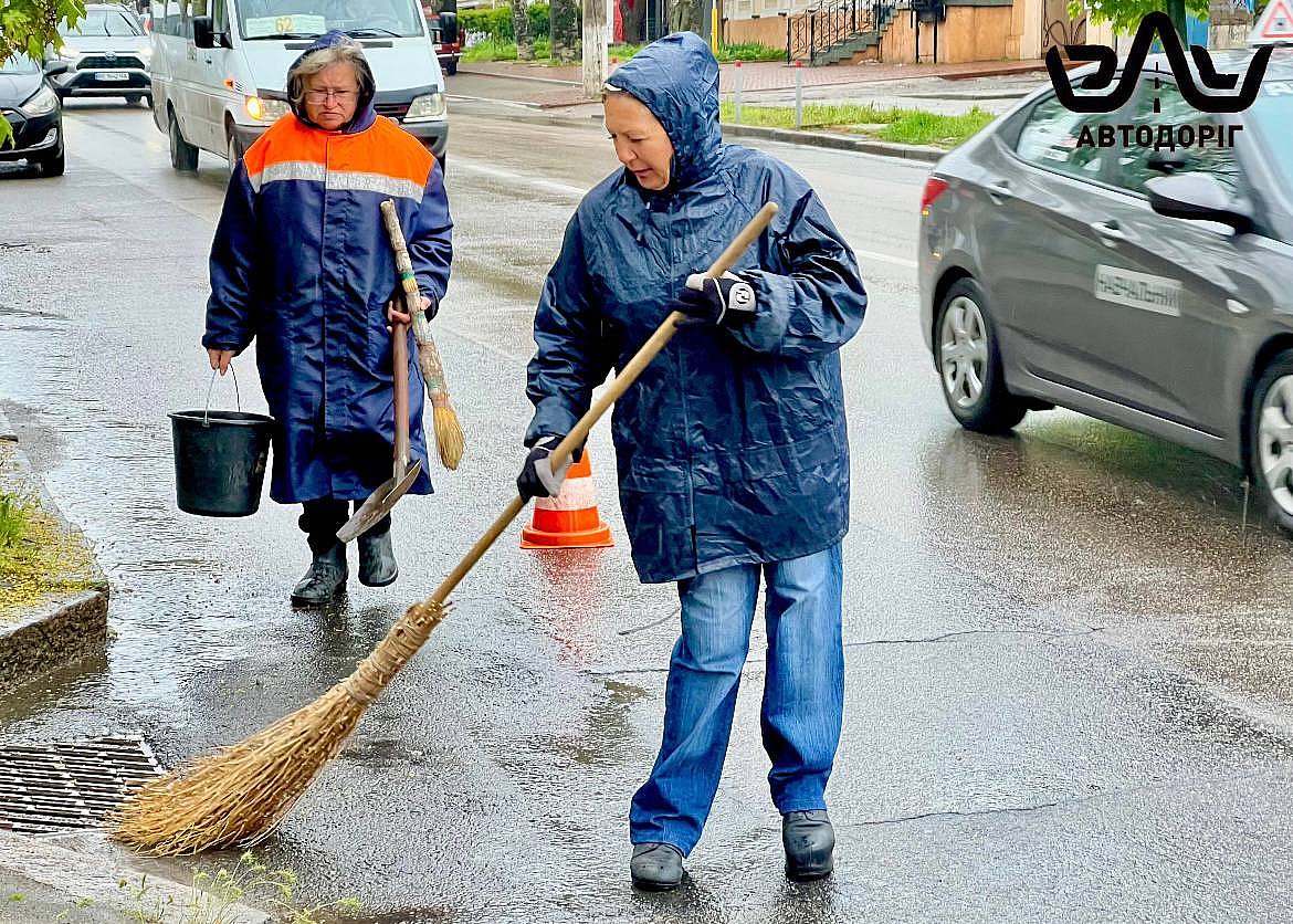 В Николаеве коммунальщики очищают ливневую систему города