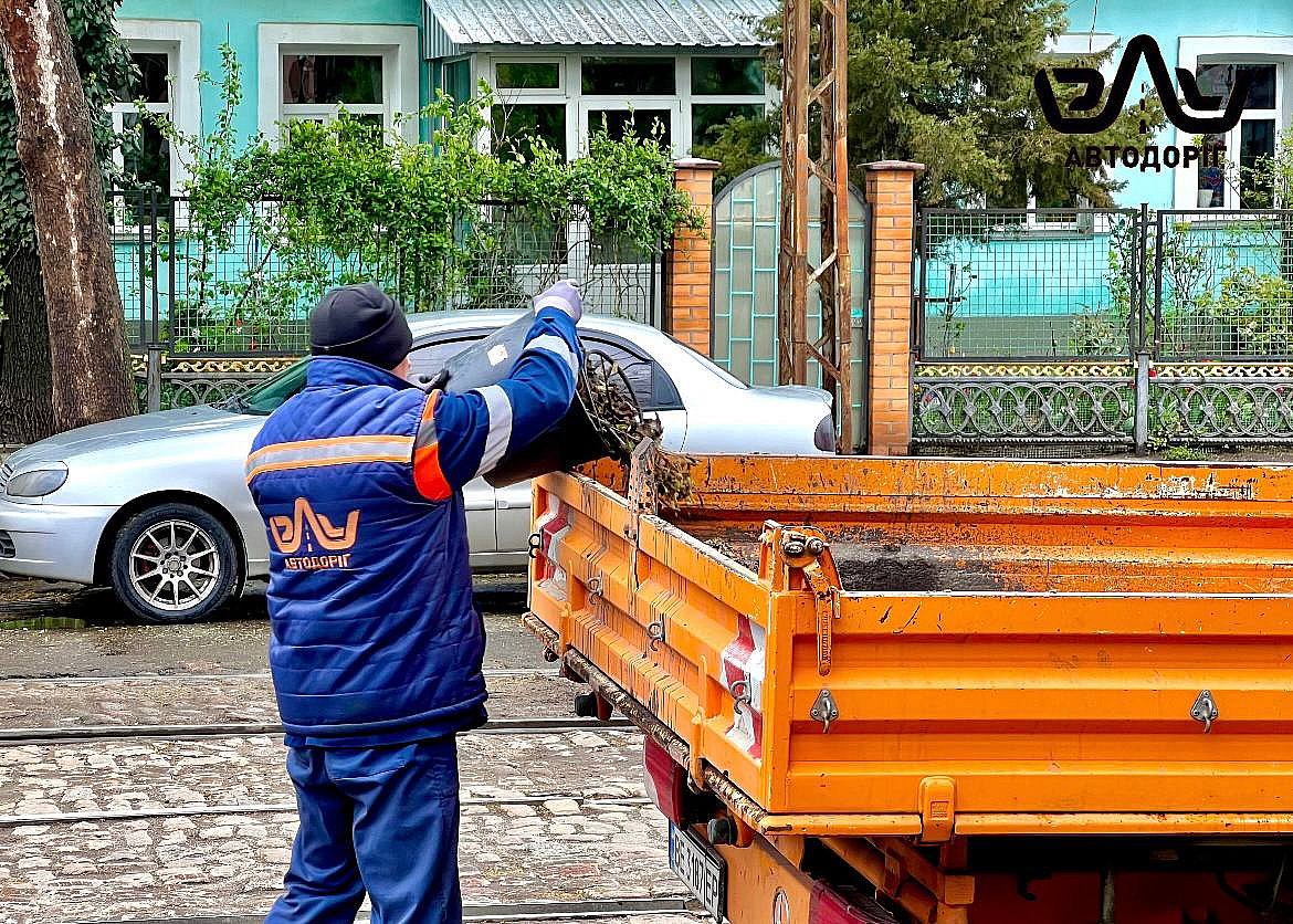 В Николаеве коммунальщики очищают ливневую систему города