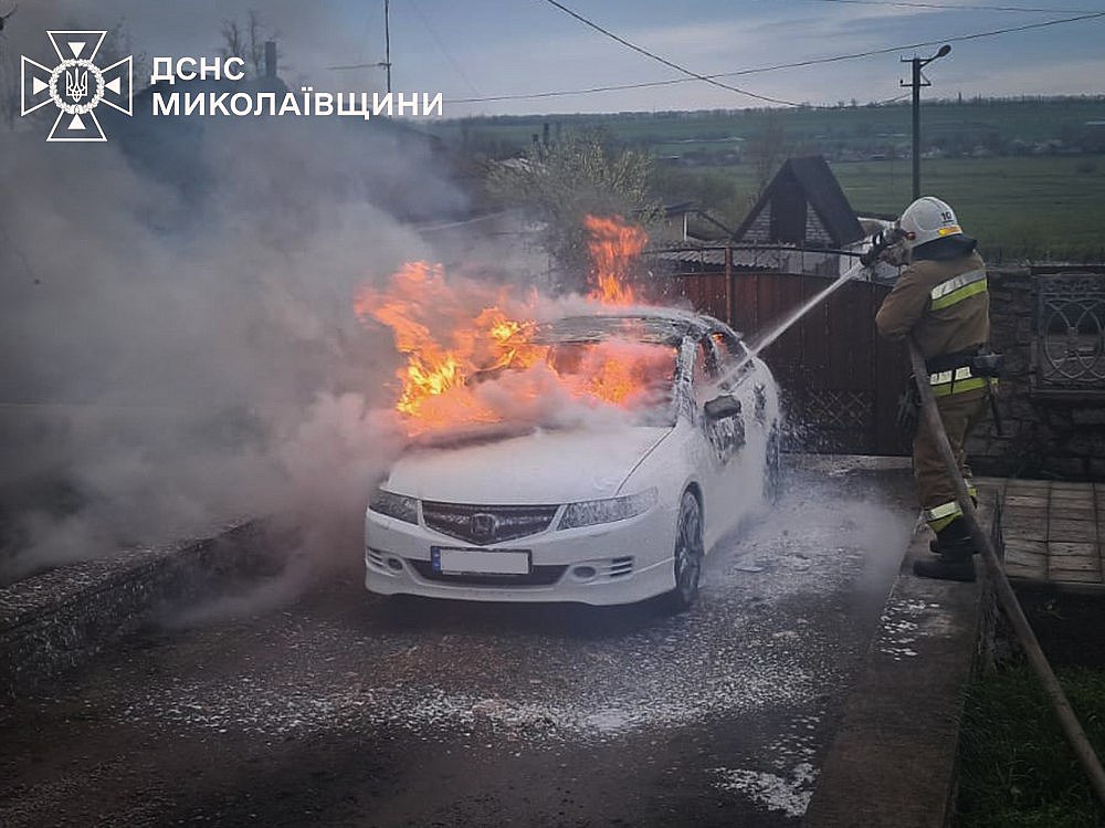 Автомобиль загорелся при выезде со двора в Николаевской области