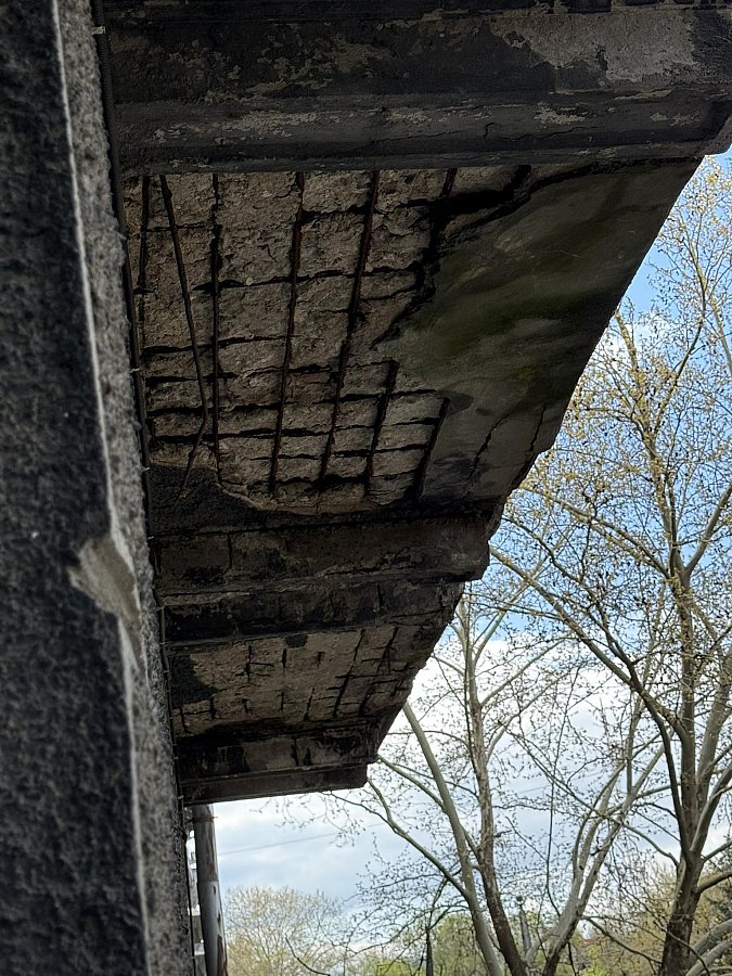 У Миколаєві аварійний балкон у центрі міста може обрушитися: на перехожих падає каміння