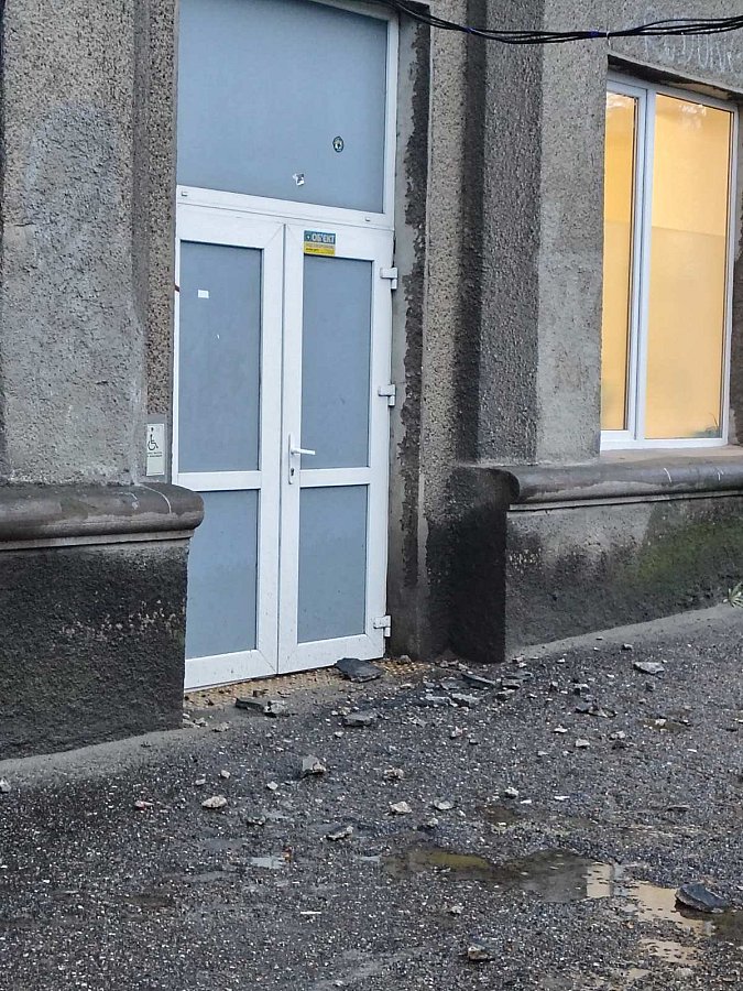 У Миколаєві аварійний балкон у центрі міста може обрушитися: на перехожих падає каміння