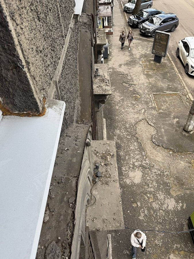 У Миколаєві аварійний балкон у центрі міста може обрушитися: на перехожих падає каміння