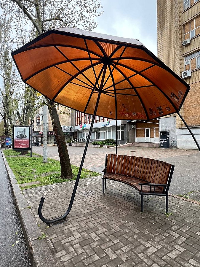 На Соборній у Миколаєві демонтують популярну лавочку із парасолькою — відвезуть на ремонт