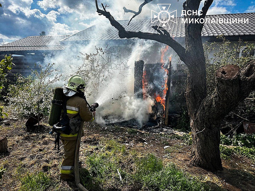 У Миколаївській області горіли будинки та автомобіль: зведення ДСНС