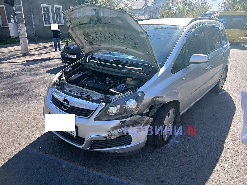 Пытались проехать на красный: в Николаеве на одном перекрестке произошло сразу два ДТП