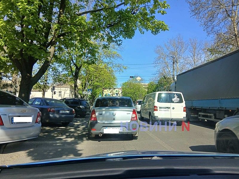 Пытались проехать на красный: в Николаеве на одном перекрестке произошло сразу два ДТП