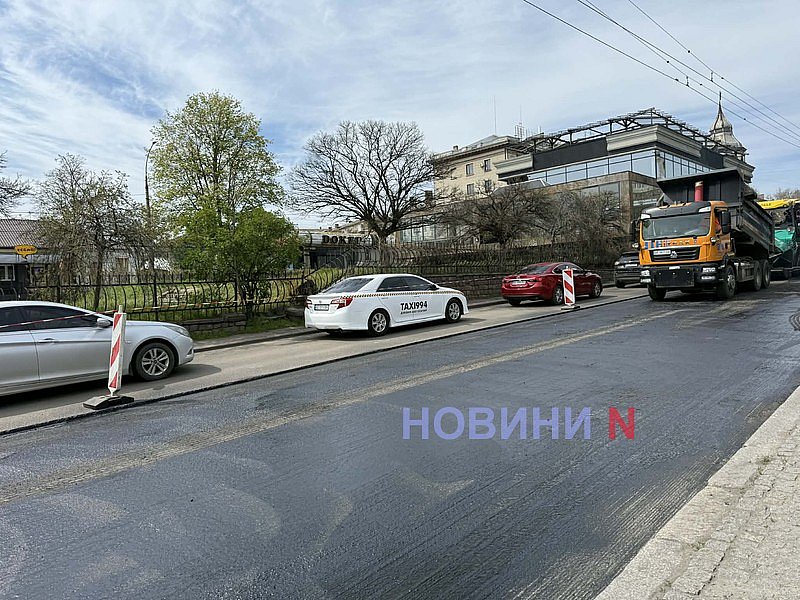 У центрі Миколаєва автомобільний затор через ремонт дороги: відео з місця